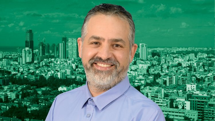 מתכנן מחוז ת"א ארז בן אליעזר על רקע רמת גן (לע"מ, שאטרסטוק)