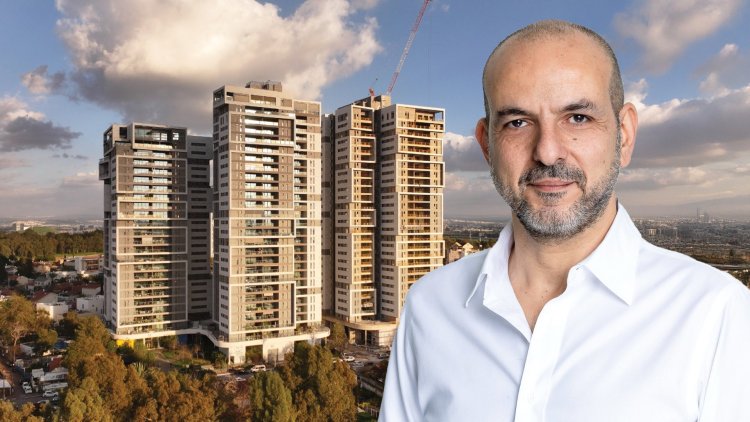 אליאב מימון, מנכ"ל רמות בעיר, על רקע הדמיה של הפרויקט (דור סבג, שרון ענתבי)
