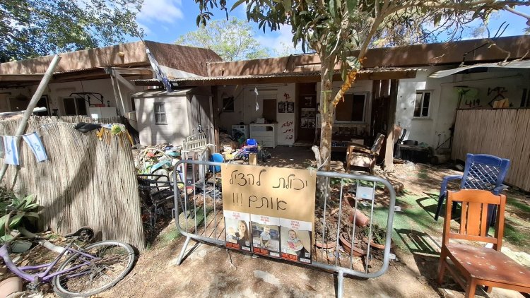 הבית בו התגוררה משפחת ביבס בקיבוץ ניר עוז. "יש קורבנות ראויים יותר מאחרים"? הבית בו התגוררה משפחת ביבס בקיבוץ ניר עוז. "יש קורבנות ראויים יותר מאחרים"?