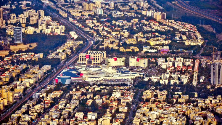 קריית ביאליק במבט אווירי. במרכז התמונה, מרכז קניות הקריון. צולם ממטוס שהוטס בידי אילן מיטל (ויקימדיה, AOPA ISEAEL) קריית ביאליק במבט אווירי. במרכז התמונה, מרכז קניות הקריון. צולם ממטוס שהוטס בידי אילן מיטל (ויקימדיה, AOPA ISEAEL)