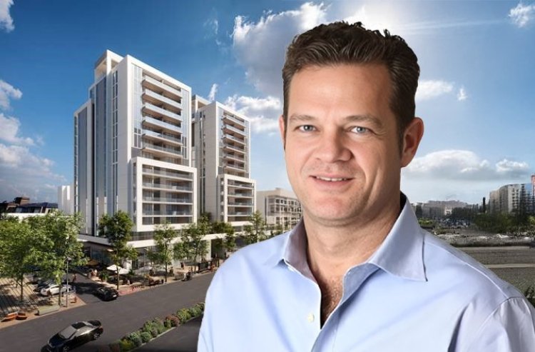 ירדן גילן, מנכ"ל ושותף חברת תנופה בעיר, על רקע הדמיית הפרויקט בהרצליה (יוהנס פלטן, ניר חן אדריכלים) ירדן גילן, מנכ"ל ושותף חברת תנופה בעיר, על רקע הדמיית הפרויקט בהרצליה (יוהנס פלטן, ניר חן אדריכלים)