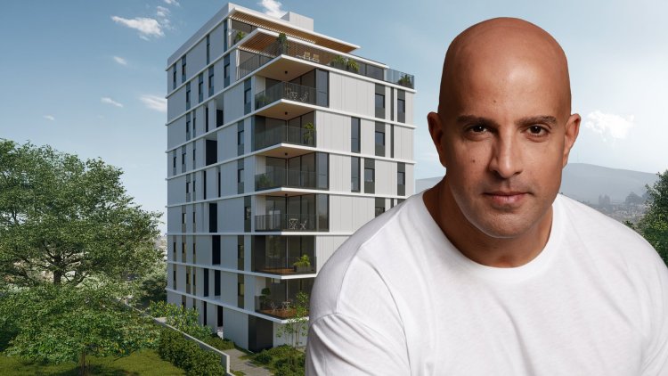 מנכ״ל ובעלי ONCE אסף נחשוני, על רקע הדמיה של הפרויקט ברחובות (אילן בשור,Berend studio)