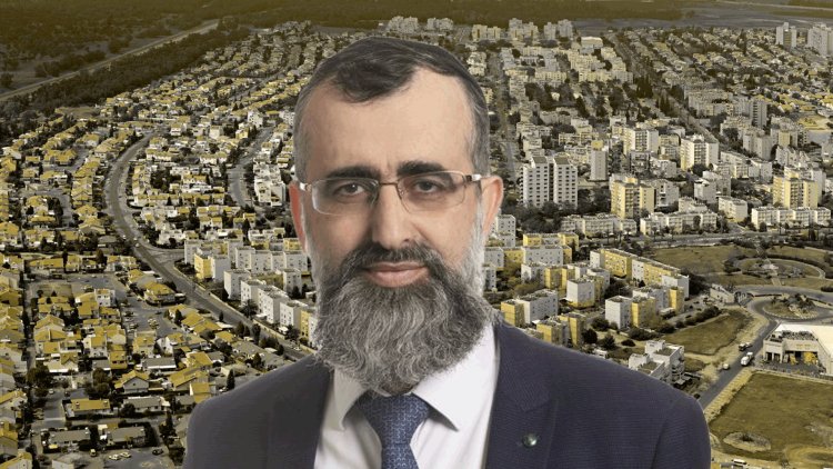 נתן אלנתן על רקע תצלום אווירי של הצד המערבי של קריית גת (ארכיון קרית גת, ויקימדיה) 