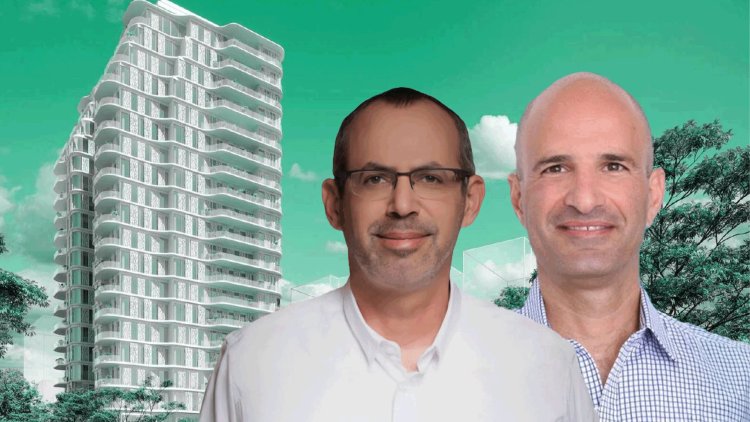 מנכ"ל קבוצת מיי טאון יוסי חסון ומנכ"ל שיכון ובינוי נדל"ן אבישי קימלדורף על רקע הדמיית הפרויקט באמוראים (MyTown, שיכון ובינוי, PITOM הדמיות)