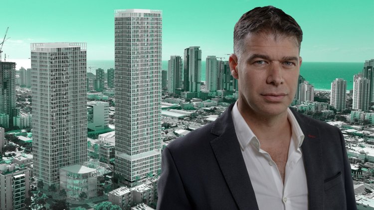 רן מלאך, מנכ"ל בוני התיכון התחדשות עירונית, על רקע הדמיה של הפרויקט בבת ים (דויד סקורי, חברת טוטם)