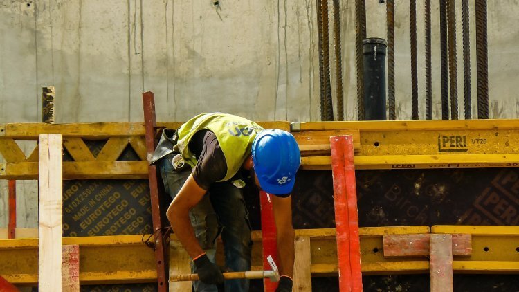 פועל בניין בתל אביב, צילום אילוסטרציה (שאטרסטוק)