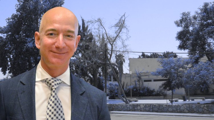 יו"ר אמזון ג'ף בזוס על רקע מושב תנובות (U.S. Space Force, דב שחק, Shahak Dov, ויקימדיה)