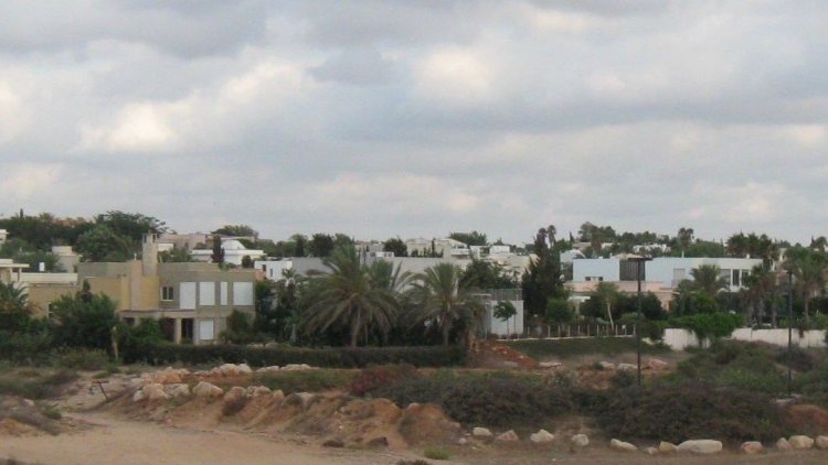 צמודי קרקע בקיסריה (אורי, ויקימדיה) 