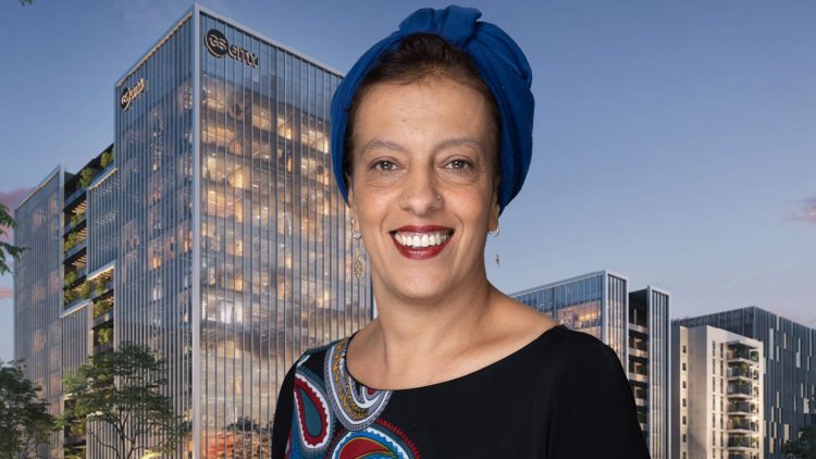 מנכ"לית מכלול מימון נדל"ן, איילת רוסק על רקע הדמיה של הפרויקט בגבעת שמואל (באדיבות מכלול) 