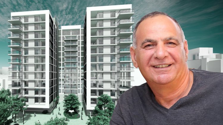 אשר אלון, מנכ"ל ובעלים של קבוצת אשלי לירן, על רקע הדמיה של התוכנית ברעננה (סטודיו אלכס לובימוב)