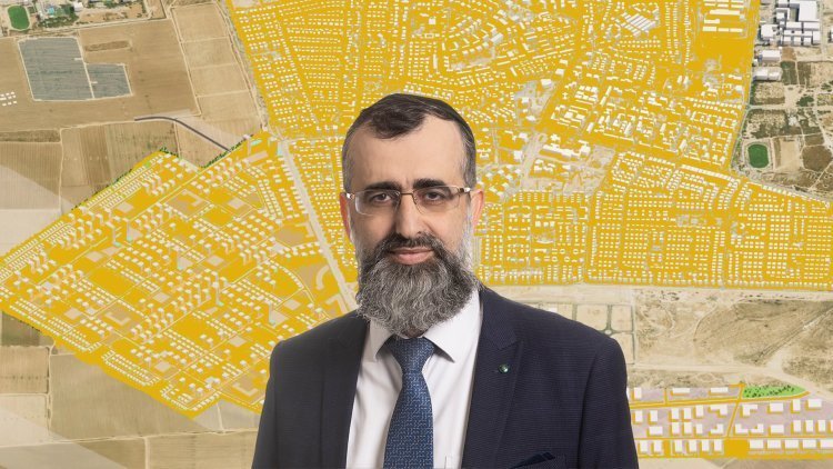 נתן אלנתן על רקע הדמיית תוכנית "רובע התקומה" (רז רוגובסקי, ער קורין - ניהול ותכנון, יסקי מור סיוון אדריכלים)