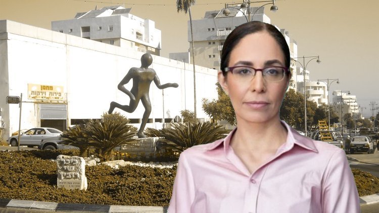 יו"ר הוועדה המחוזית חיפה, רות שוורץ, על רקע צילום אוויר של חדרה (מנהל התכנון, ויקימדיה)