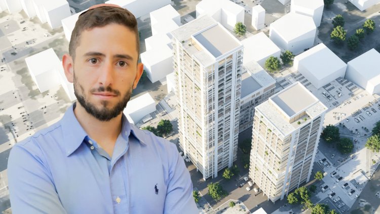 מנהל תחום ההתחדשות בדונה גיל ויצמן על רקע הדמיית הפרויקט בראשל"צ (הצילום באדיבות דונה, הדמיה: שיקא-נישא)