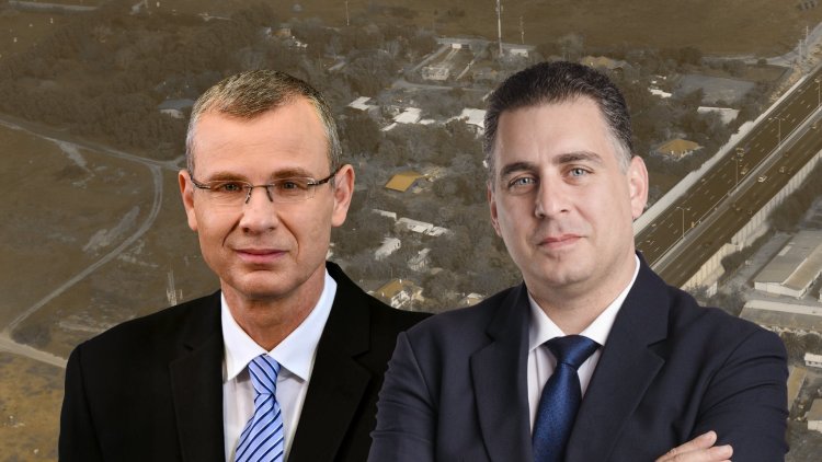 עו"ד ד"ר קייס נאסר ומ"מ שר הפנים יריב לוין, על רקע צילום אווירי של ארסוף קדם (סטודיו תומאס, אבי אוחיון, לע"מ, עמוס מרון, ויקימדיה) 