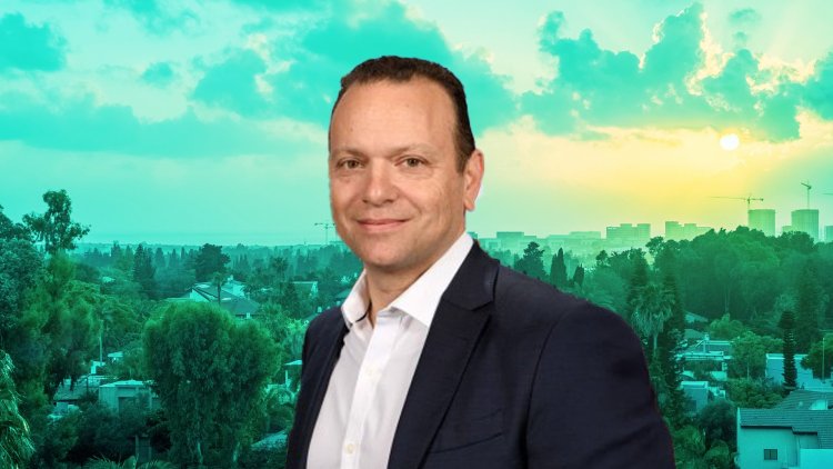 מנכ"ל אזורים, עדי דנה (רמי חכם, שאטרסטוק)