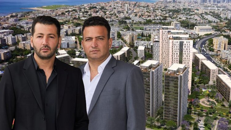 צחי (מימין) ועידו חג'ג', על רקע הדמיה של מתחם דכה (קבוצת חג'ג')