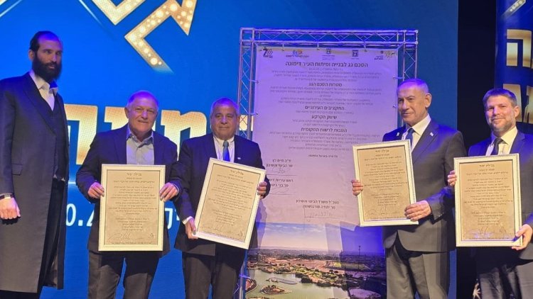 מימין: שר האוצר בצלאל סמוטריץ', ראש הממשלה בנימין נתניהו, ראש עיריית דימונה בני ביטון, שר הבינוי והשיכון חיים כץ, מנכ"ל משרד הבינוי והשיכון יהודה מורגנשטרן (משרד הבינוי והשיכון)
