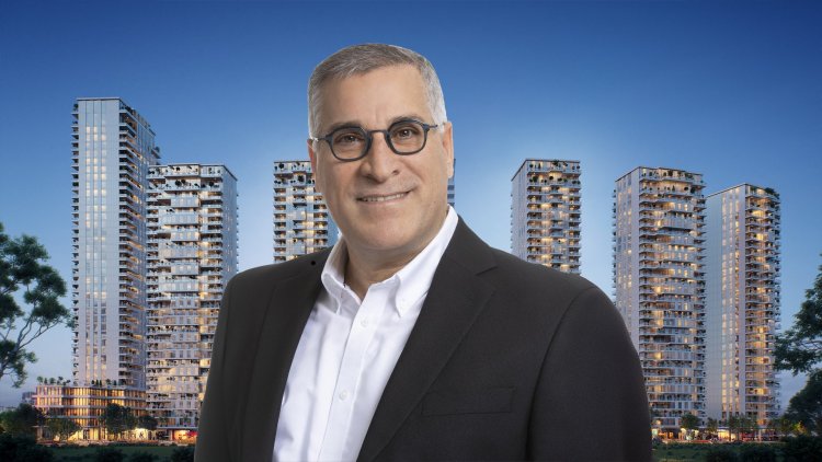 מנכ"ל רוטשטיין אבישי בן חיים, על רקע הדמיה של התוכנית בנתניה (רז רוגובסקי, כנען שנהב אדריכלים)