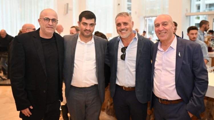 מימין: ראש עיריית אילת אלי לנקרי, בעלי קבוצת כראל אבי כראל, מנכ"ל משרד התיירות מיכאל יצחקוב, מנכ"ל ישראל קנדה מלונות ראובן אלקס (יוד צילומים)