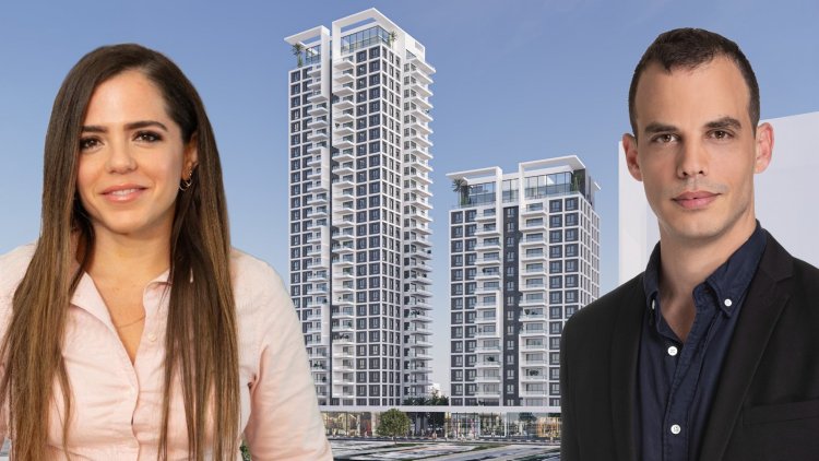 רועי גלעד דורון ונטע להב, על רקע הדמיה של הפרויקט בנתניה (תמר מוצפי, אוהד דיין, טטרו שחר אדריכלים) 