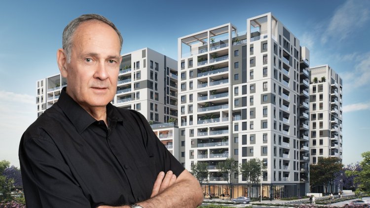 קובי אופק, יו"ר ובעלים של אופק החזקות, על רקע הדמיה של הפרויקט (איתמר סיידא, 3DIVISION)