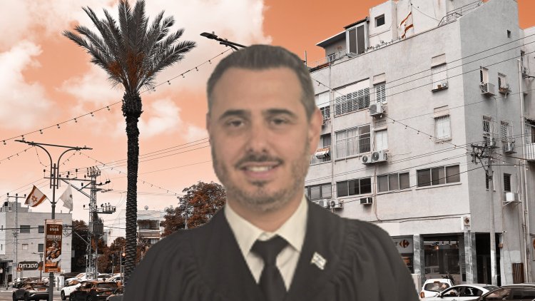 השופט טל חבקין על רקע רמת השרון (אתר הרשות השופטת, דוד שי, ויקימדיה) 