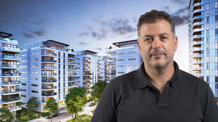 אלי גבאי על רקע הדמיה של הפרויקט בכפר סבא (רועי בר, evelove)