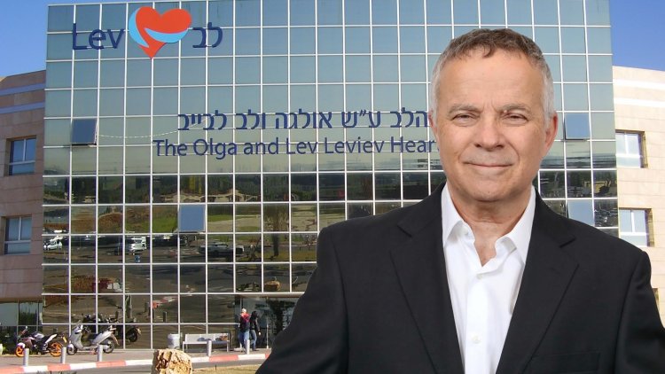 שמאי קמה, מנכ"ל אשטרום מגורים להשכרה, על רקע המרכז הרפואי שיבא (רמי זרנגר, אבישי טייכר, ויקימדיה)