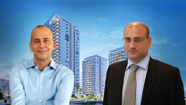 ארז רוזנבוך, יו"ר מגוריט ומנכ"ל מנרב אלי כהן, על רקע הדמיה של הפרויקט בבאר יעקב (עמית חכמוב, חן גלילי, טוטם) 