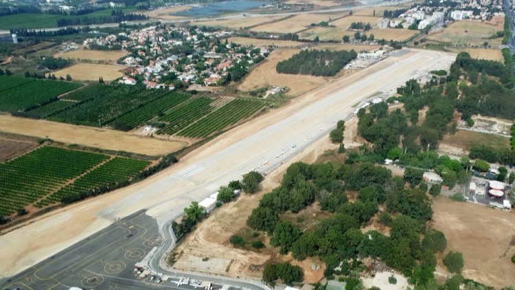 שטח שדה התעופה בהרצליה (שאטרסטוק)