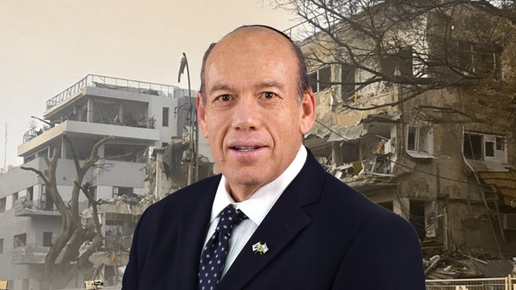 מבקר המדינה מתניהו אנגלמן על רקע בניינים שנהרסו בתל אביב (איציק הררי, ויקימדיה) 