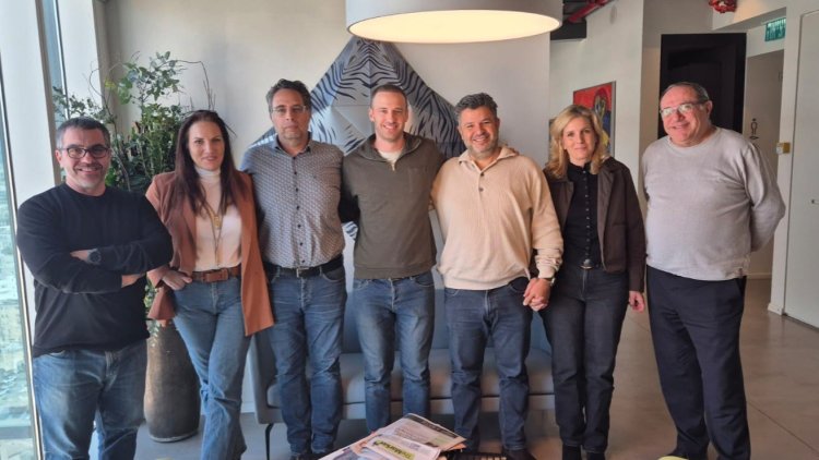 מימין: אריה קופמן, אשתו של חיים ברוקס, חיים ברוקס, תומר קופמן, אורי מור, חגית רוס, אבישי פישמן (יח"צ) 