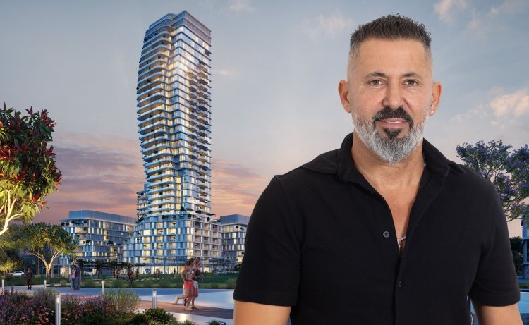 יורם אביסרור על רקע הדמיה של הפרויקט בשדה דב (באדיבות אביסרור משה ובניו)