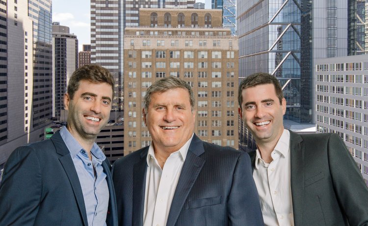 מימין: יונתן גלפנד, דורון גלפנד וחיים גלפנד - מנהלי קרן ההשקעות גלפנד, על רקע הבניין בפילדלפיה (עופרה רון מזור, CBRE)