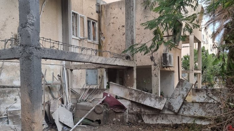 הבניין ברחוב ניצנים לאחר שספג את הפגיעה (אינה קוזלוב)