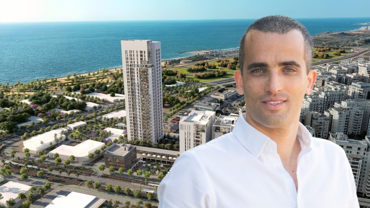 עדי גזית, מנכ"ל ברקת, על רקע הדמיה של הפרויקט ברמת אביב (ניקולה וסטהפל, סטודיו 84, VIEWPOINT)