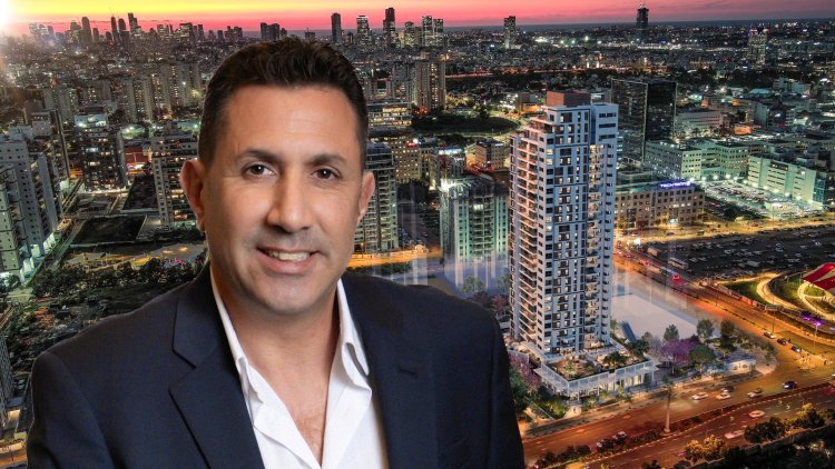 גבי אטר, סמנכ"ל שיווק ומכירות בחברת קטה גרופ, על רקע הדמיה של פרויקט הקריה האקדמית בפתח תקווה (עידן סבח, VIEWPOINT)