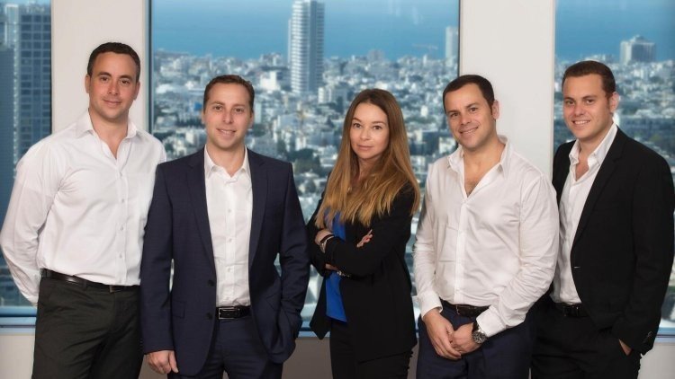 מימין: מנחם גינדי, אבי גינדי, ליטל גינדי-מטלון, גיא גינדי, רועי גינדי (באדיבות גינדי החזקות)