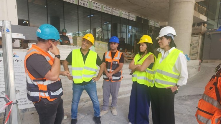 מימין: מזל גולן - יו״ר הסתדרות עובדי ענף הבנייה, דקלה אביטל אבוטבול - היזמית של האבטק, אמיר מדינה מנכ״ל משרד העבודה, אייל משולם - ממונה בטיחות ראשי - חברת תדהר (יח״צ Hubtec)