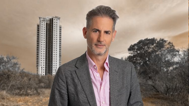 ם עו"ד רן ברא"ז על רקע המגרש בראשון לציון (גל רוגובסקי, מתוך השומה של השמאי משה פרידמן)