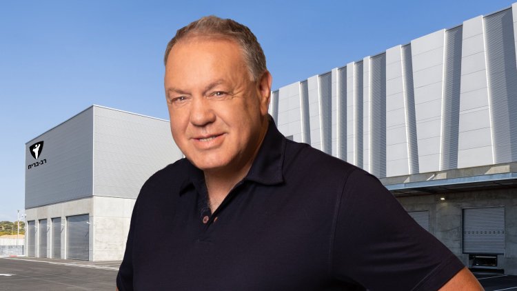 שמואל דונרשטיין על רקע מפעל רב בריח (אייל טואג)