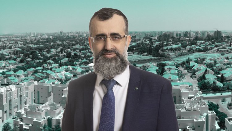 נתן אלנתן על רקע אשקלון (רז רוגובסקי, Wikipod) 