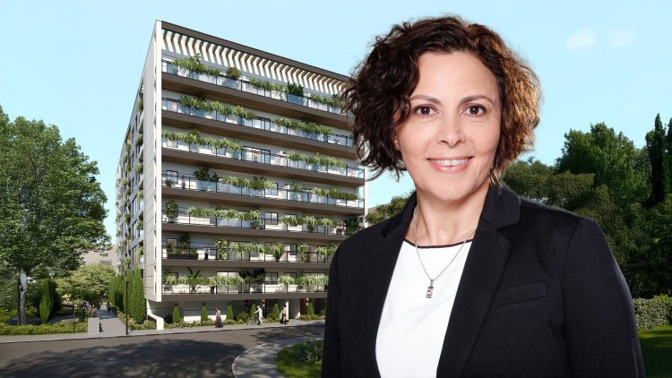 רות לוי, מנכ"לית Idit Finance, על רקע הדמיה של אחד הפרויקטים בבת ים (גל חרמוני, משרד מנו אדריכלים)