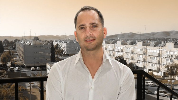 ממלא מקום מנכ"ל רמ"י החדש עידן מועלם על רקע שכונה בדימונה (דור1845, רישיון-השימוש, ויקימדיה) 