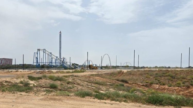 המגרש שיצא למכרז על רקע הסופרלנד (ט.ג.ב ניהול)