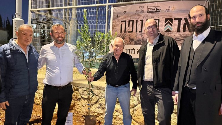 החתימה על הסכם הפיתוח באדם (דוברות משרד השיכון) 