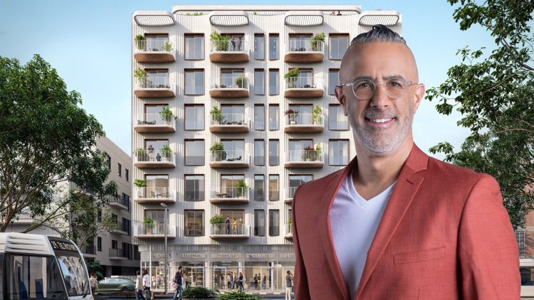  עו"ד דן הלפרט על רקע הדמיה של הפרויקט ביפו ((רז רוגובסקי, סטביליטי אדריכלים וסטודיו מנדג׳ול)