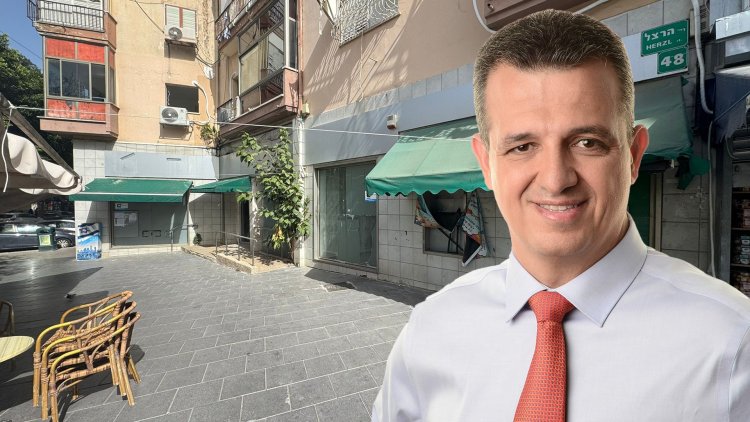 כרמל שאמה הכהן על רקע הנכס שנרכש בכיכר אורדע (דוברות עיריית רמת גן, ויקימדיה) 