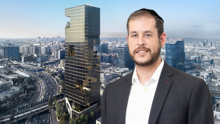 סמנכ״ל ובעלים שותף בחברת מידר, זאב גרינברג, על רקע הדמיה של הפרויקט בת"א (אוהד דיין, pitom)