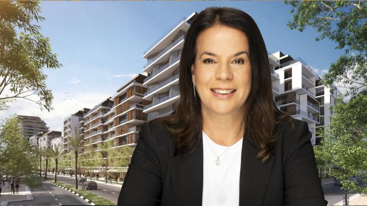 דלית רביב, מנכ״לית ICR, על רקע הדמיה של הפרויקט בהרצליה (רמי זרנגר, סטודיו אור) 